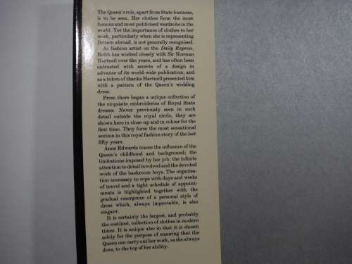 The Queen`s Clothes - Robb and Anne Edwards (HARDCOVER)1977 Jubilee