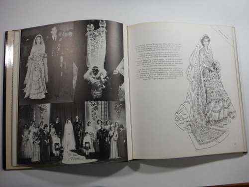 The Queen`s Clothes - Robb and Anne Edwards (HARDCOVER)1977 Jubilee
