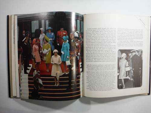 The Queen`s Clothes - Robb and Anne Edwards (HARDCOVER)1977 Jubilee