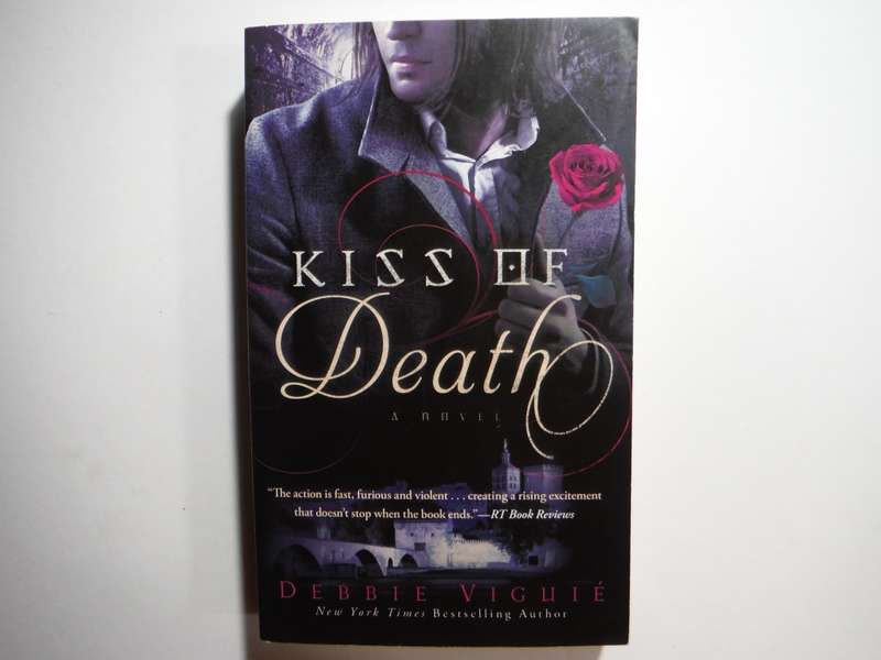 Kiss of Death - Paperback - Debbie Viguie
