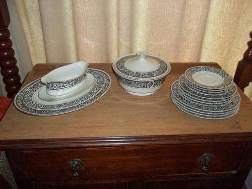 AMC Classical Collection dinner set. 16 items as per pics. Very good condition