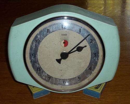 Awesome retro electric wall clock by Temco. Working condition. Great patina. Size 22 x 17 x 7.5 cm.