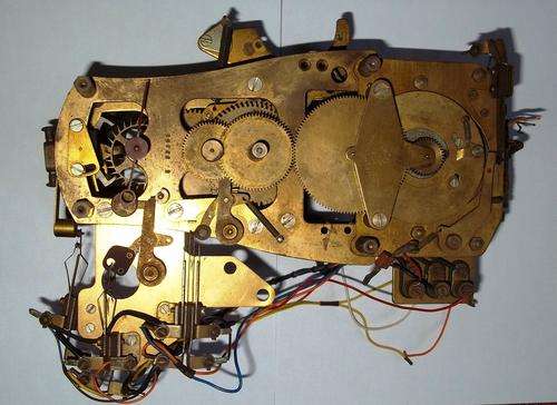 Time-clock movement by International of England. Size 25 x 20 x 12 cm.