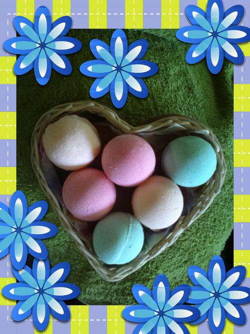 "Your ultimate Bath Time Treat - Lovely Moisturising Bath Fizzers " ( 6 golf ball size )