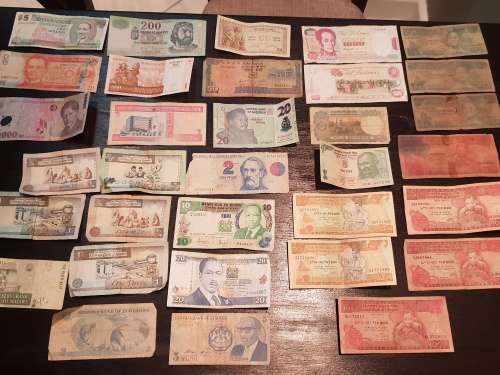 Collection of 33 Circulated banknotes from around the world