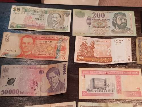 Collection of 33 Circulated banknotes from around the world