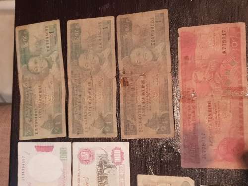 Collection of 33 Circulated banknotes from around the world