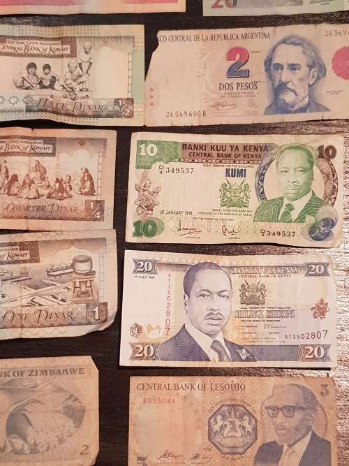 Collection of 33 Circulated banknotes from around the world