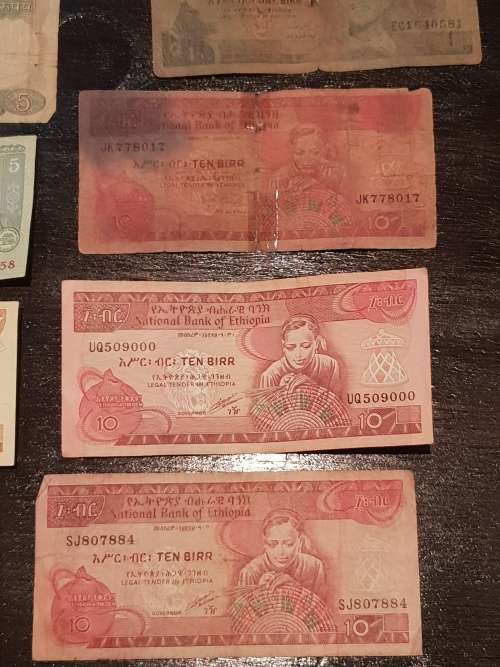 Collection of 33 Circulated banknotes from around the world