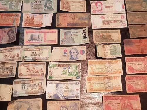 Collection of 33 Circulated banknotes from around the world