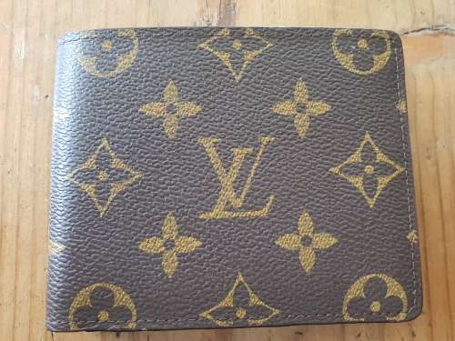 Louis Vuitton Men's Monogram Bifold slender wallet!!