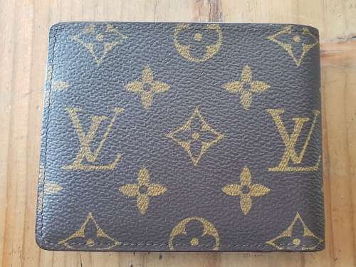 Louis Vuitton Men's Monogram Bifold slender wallet!!
