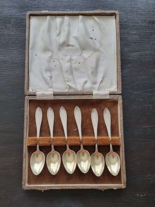 6 Silver Teaspoons, 58.4 grams, in case