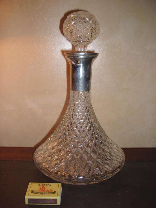STUNNING GLASS DECANTER