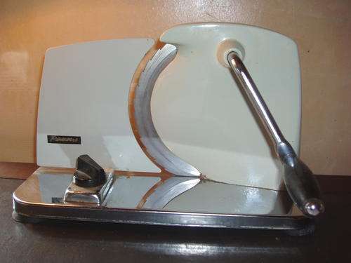 VINTAGE PINEWARE BREAD SLICER