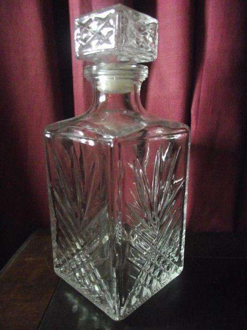 GLASS DECANTER LIKE NEW