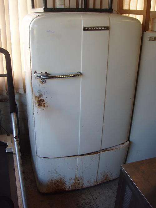 RETRO LEONARD FRIDGE NEEDS TLC