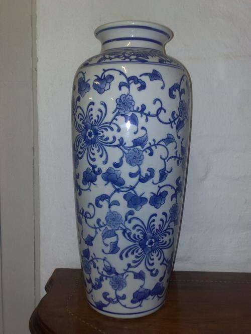 EXTRA LARGE AND TALL BLUE AND WHITE VASE !! CRAZY R1 START!!!!!