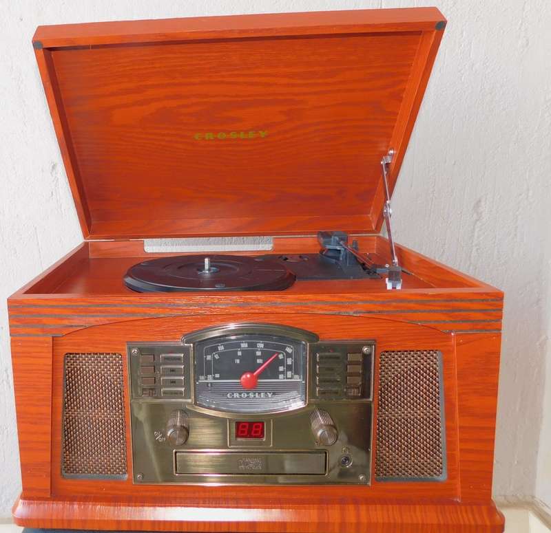 CROSLEY CR42D-PA LANCASTER - Turntable / CD player / Radio / Tape / Bluetooth Player.