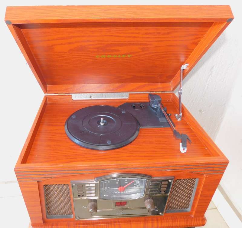 CROSLEY CR42D-PA LANCASTER - Turntable / CD player / Radio / Tape / Bluetooth Player.