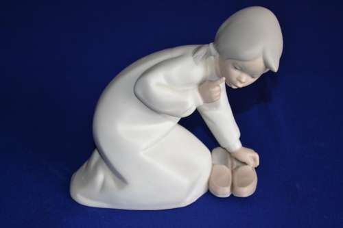 Lladro Girl with Slippers * Rare Matte Version *