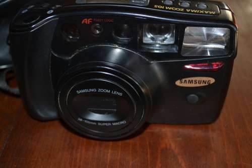 Samsung Maxima Zoom 105 Film Camera Plus Mini Tripod