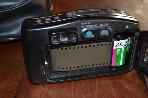 Samsung Maxima Zoom 105 Film Camera Plus Mini Tripod