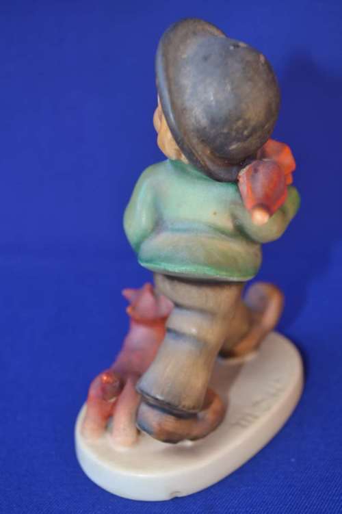 Hummel "Strolling Along" Figure #5