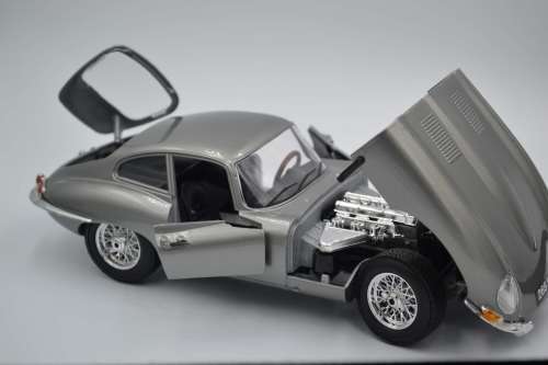 Jaguar "E" Type - 1:18 Scale Die Cast Model