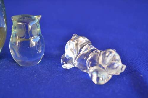 Ngwenya Glass Set of Three Graduated Owls Plus Two Small Glass ornaments
