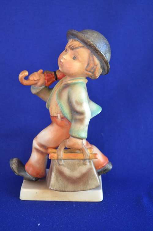 Large Vintage Hummel Figurine `Merry Wanderer`