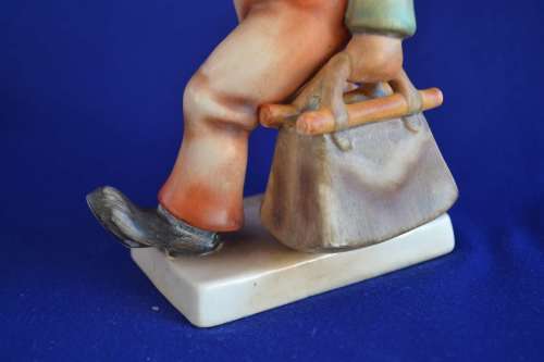 Large Vintage Hummel Figurine `Merry Wanderer`