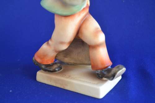 Large Vintage Hummel Figurine `Merry Wanderer`