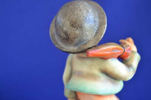Large Vintage Hummel Figurine `Merry Wanderer`