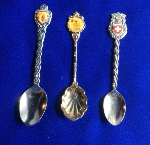 Vintage Wooden Collectable Spoon Display Rack with 11 Collectable Spoons