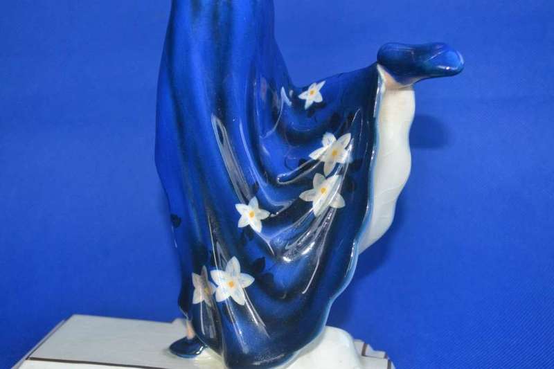 Art Dec0 Royal Dux (Czechoslovakia) Porcelain Figurine