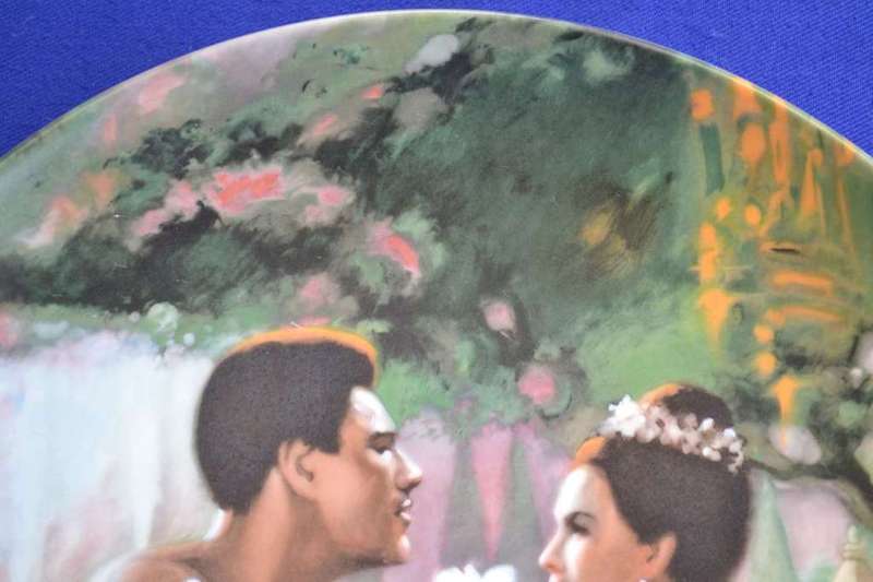 Knowles Vintage Porcelain Collectors Plate 1985 `We Kiss in a Shadow` with COA and Box