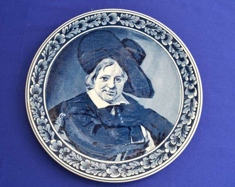 Delft Blue Portrait Plate `Die Man Met De Slappe Hoed`