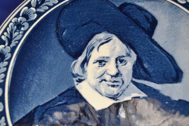 Delft Blue Portrait Plate `Die Man Met De Slappe Hoed`
