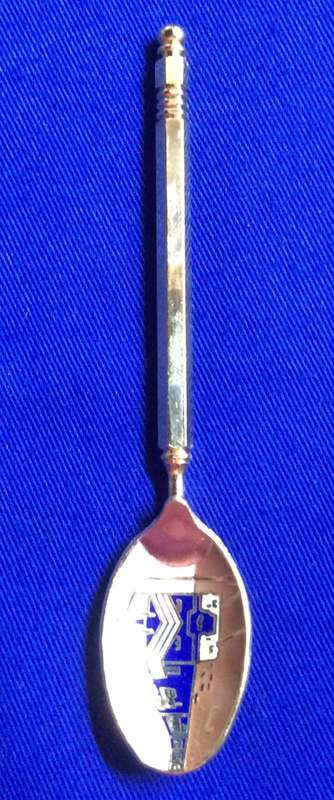 Gilt collectible spoons, Hong Kong and Singapore x 3