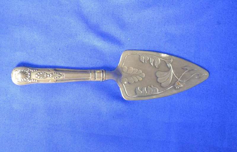 Vintage Mayell Queen Anne  Kings Pattern Cake Lifter