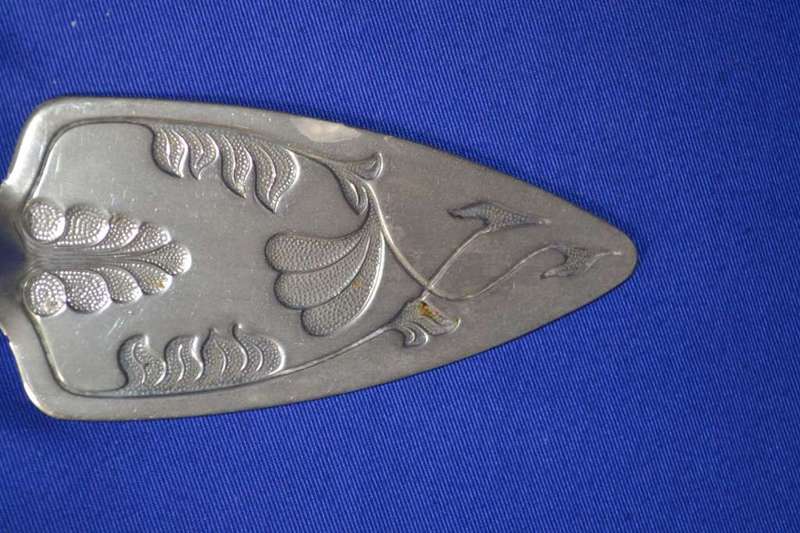 Vintage Mayell Queen Anne  Kings Pattern Cake Lifter
