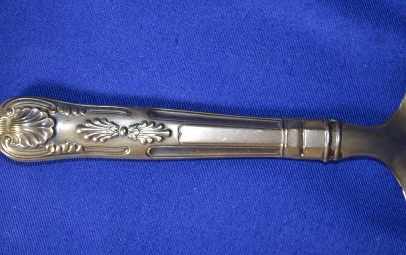 Vintage Mayell Queen Anne  Kings Pattern Cake Lifter