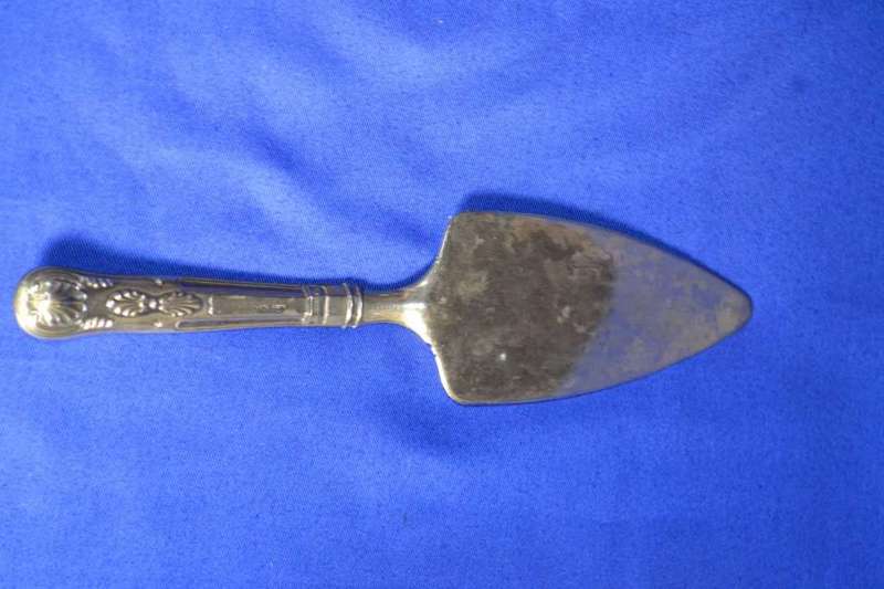 Vintage Mayell Queen Anne  Kings Pattern Cake Lifter