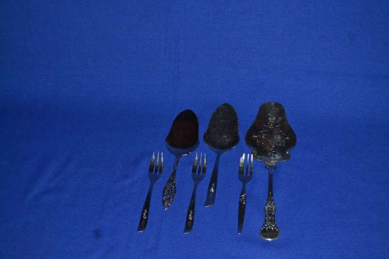 Assorted Cake Lifters and Cake Forks + 6 Pieces