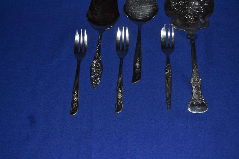 Assorted Cake Lifters and Cake Forks + 6 Pieces