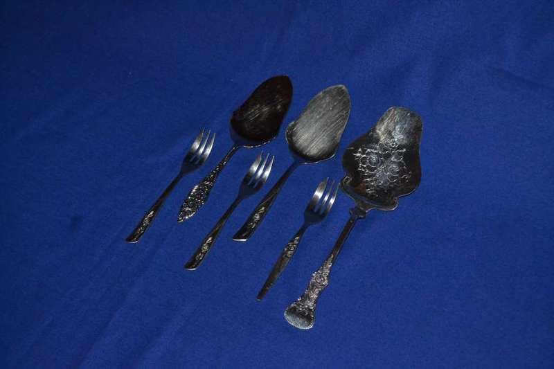 Assorted Cake Lifters and Cake Forks + 6 Pieces