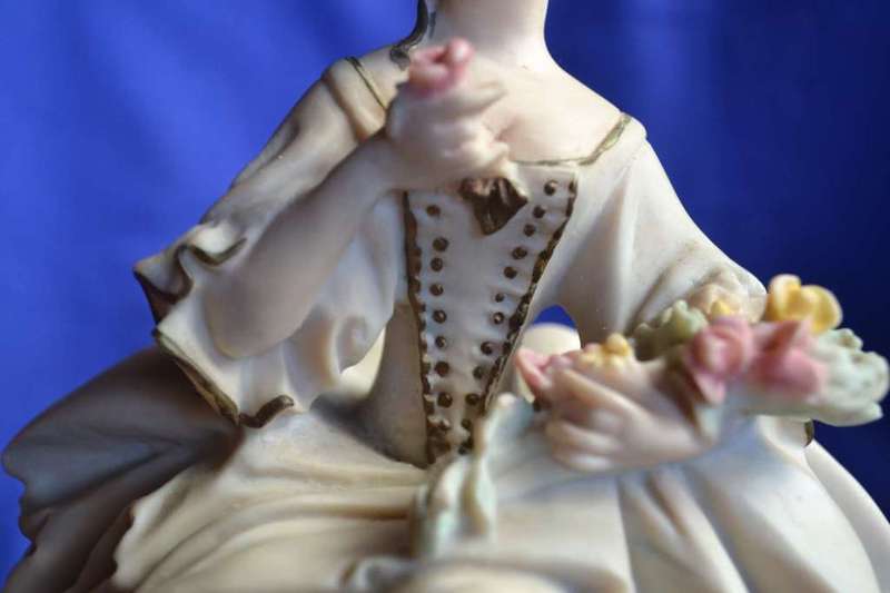 Italian Resin Figurine - Victorian Lady - Escorpiao De Ouro