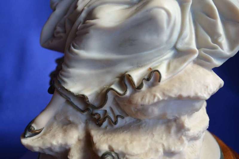 Italian Resin Figurine - Victorian Lady - Escorpiao De Ouro