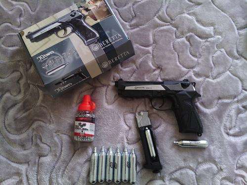Baretta 90two Special ops Steel BB CO2 gun with canisters and BB's